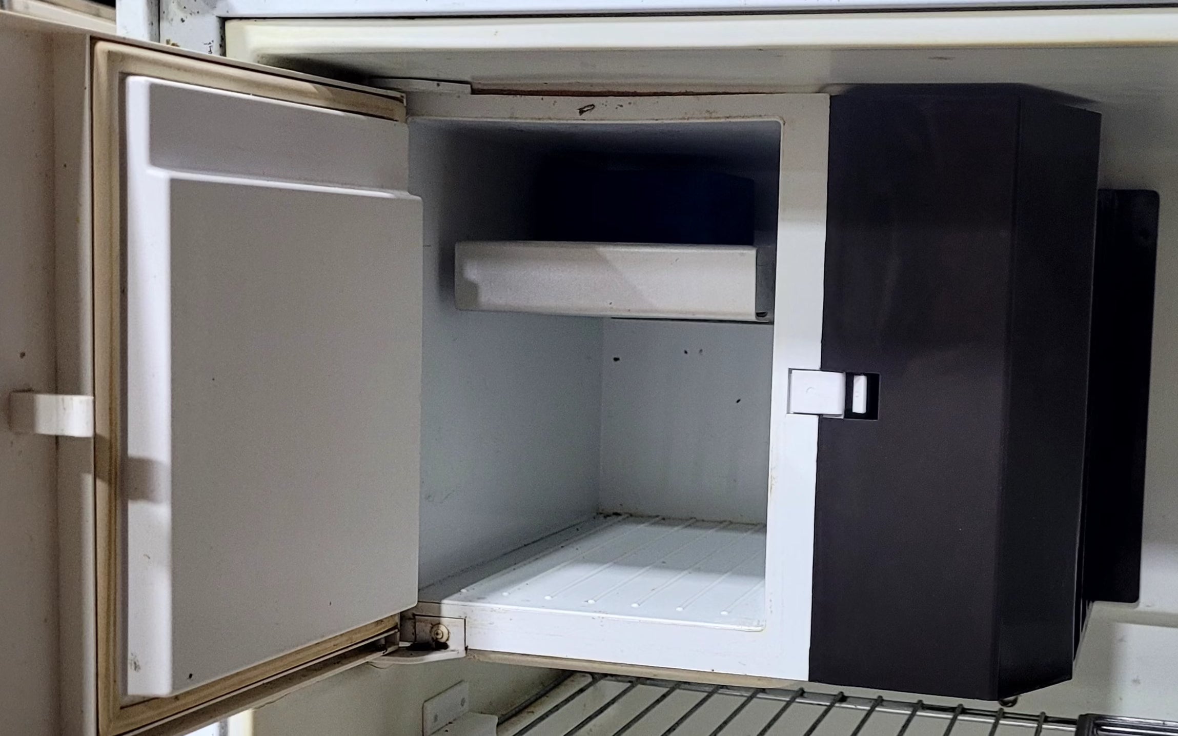 Used Complete Dometic RM211 Fridge 3-WAY - Young Farts RV Parts