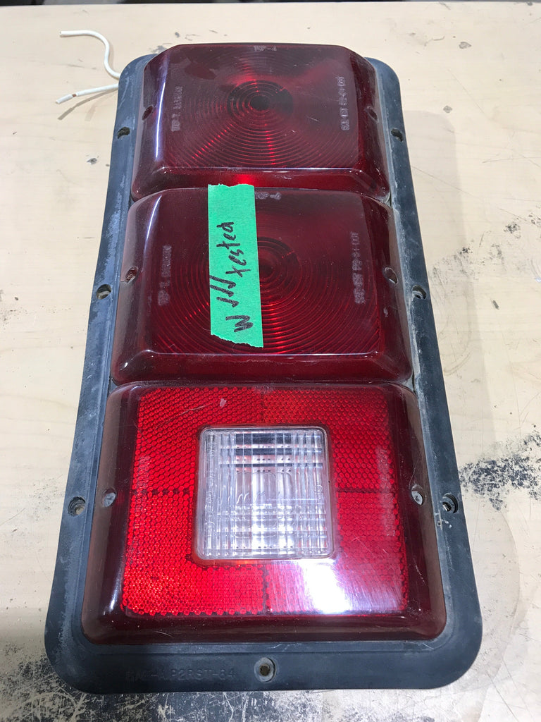 Used RV Tail Light Assembly- Bargman SAE IST P2 84 DOT