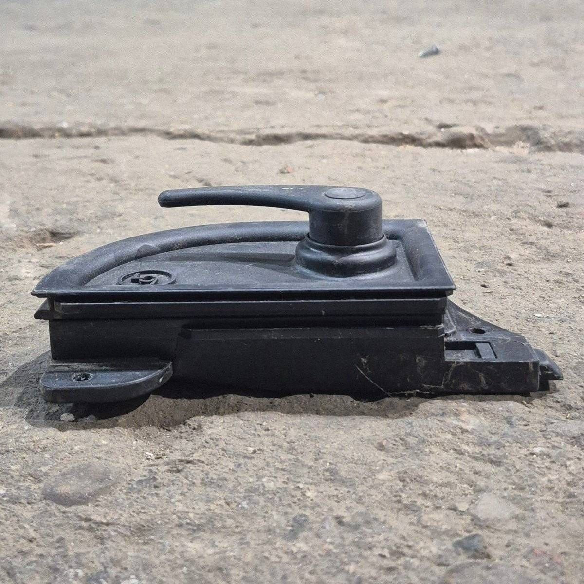 Used Lippert Screen Door Latch, Black - RP-1105 - Photo 3