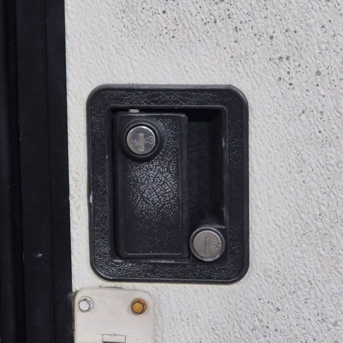 Used RV Radius Entry Door - 29 1/2" X 72" - Photo 3