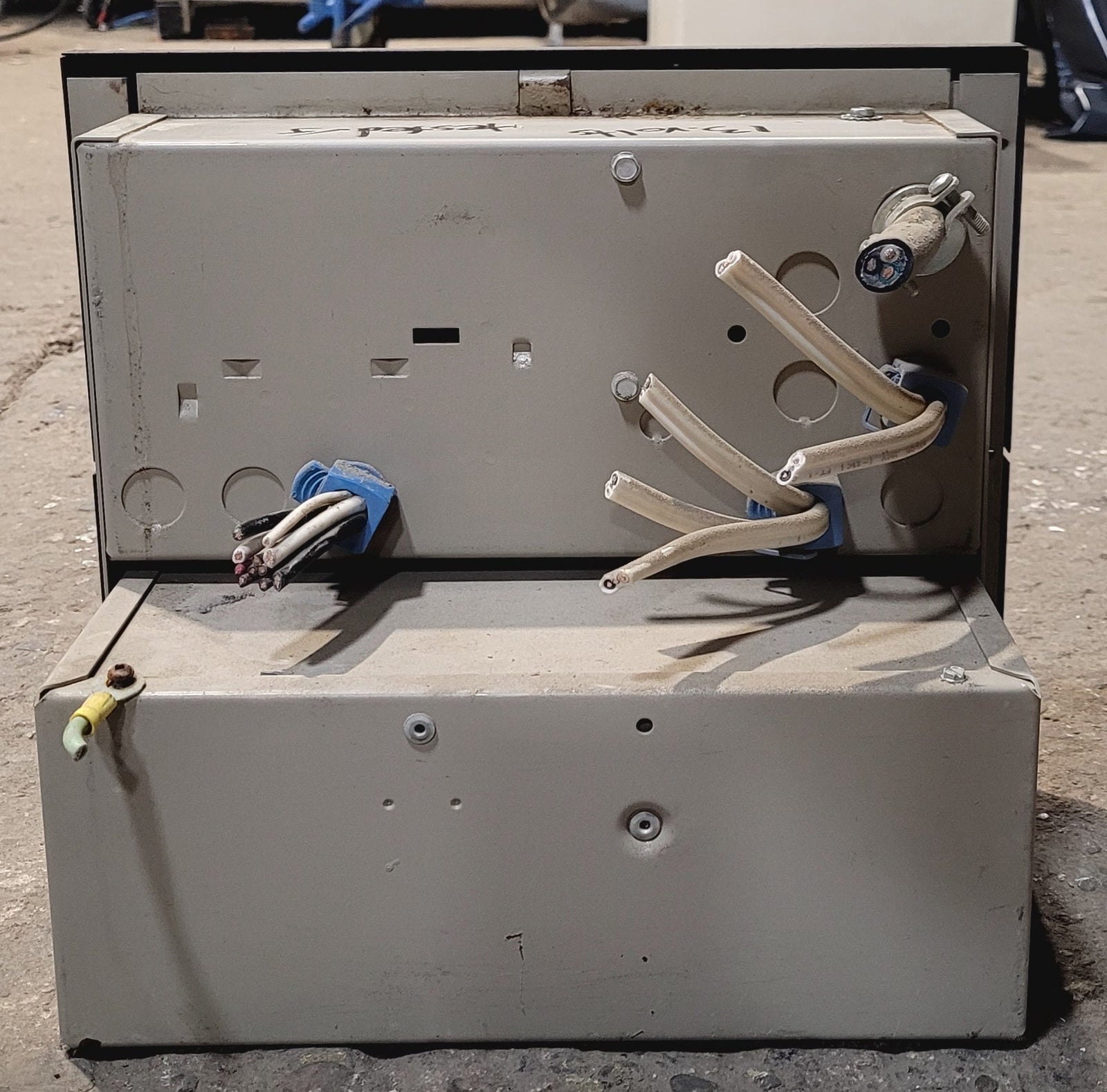 Used 32 AMP Converter 6300 A Model 6332 - Young Farts RV Parts