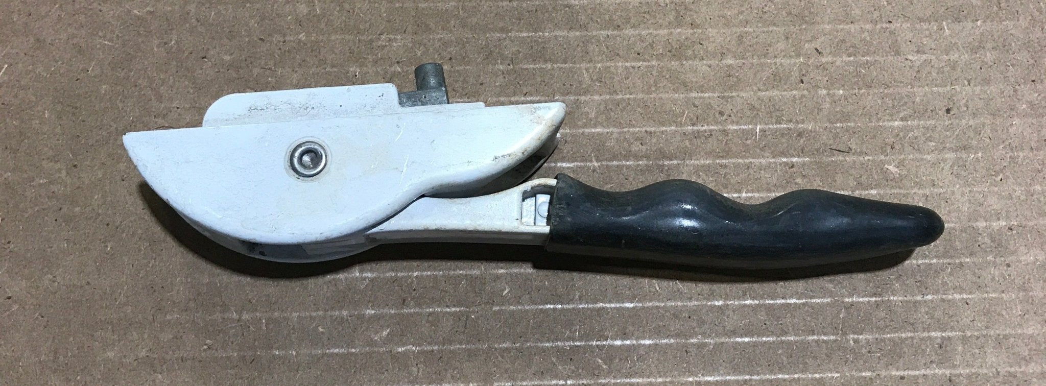 Used Dometic 3314069.000B Lift Handle - Young Farts RV Parts