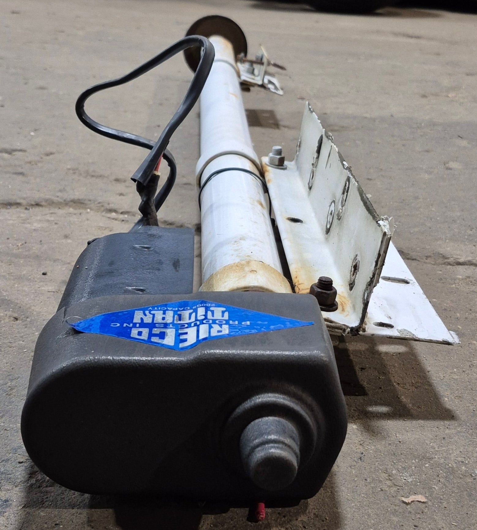 Used Single Electric Camper Lift Jack w/ Corner Bracket - Young Farts RV Parts