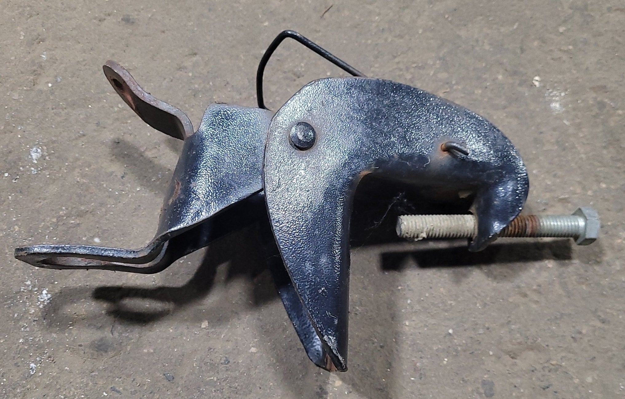 Used Weight Distribution HookUp Bracket Young Farts RV Parts