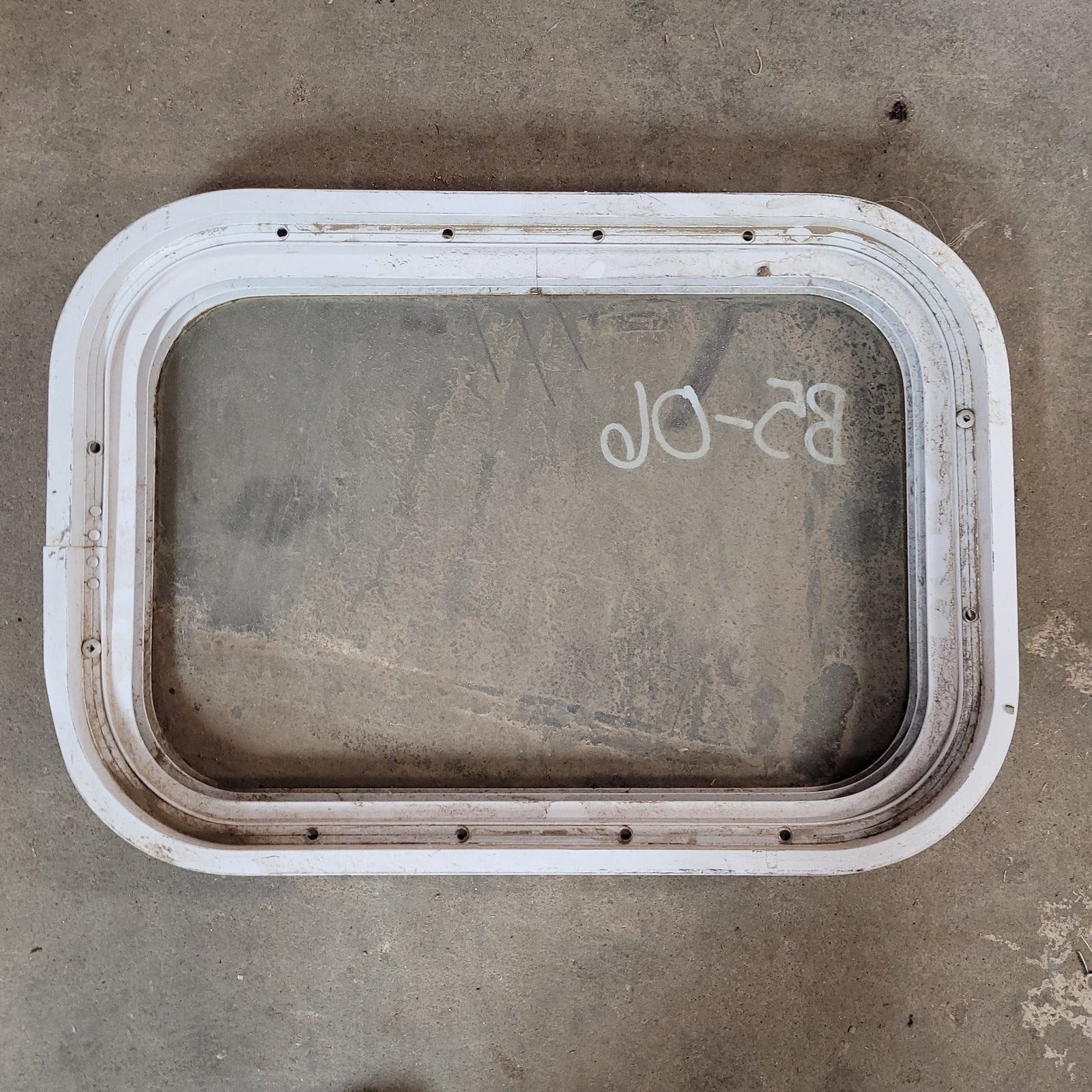 Used White Radius Non-Opening Window : 18 X 12 3/4 X 2