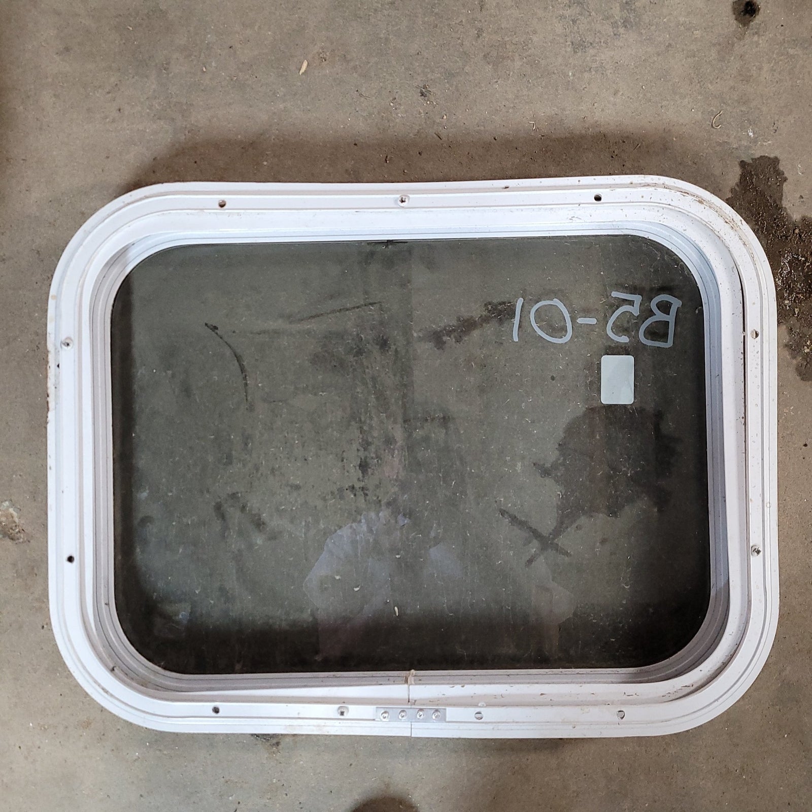 Used White Radius Non-Opening Window : 19 X 14 X 2