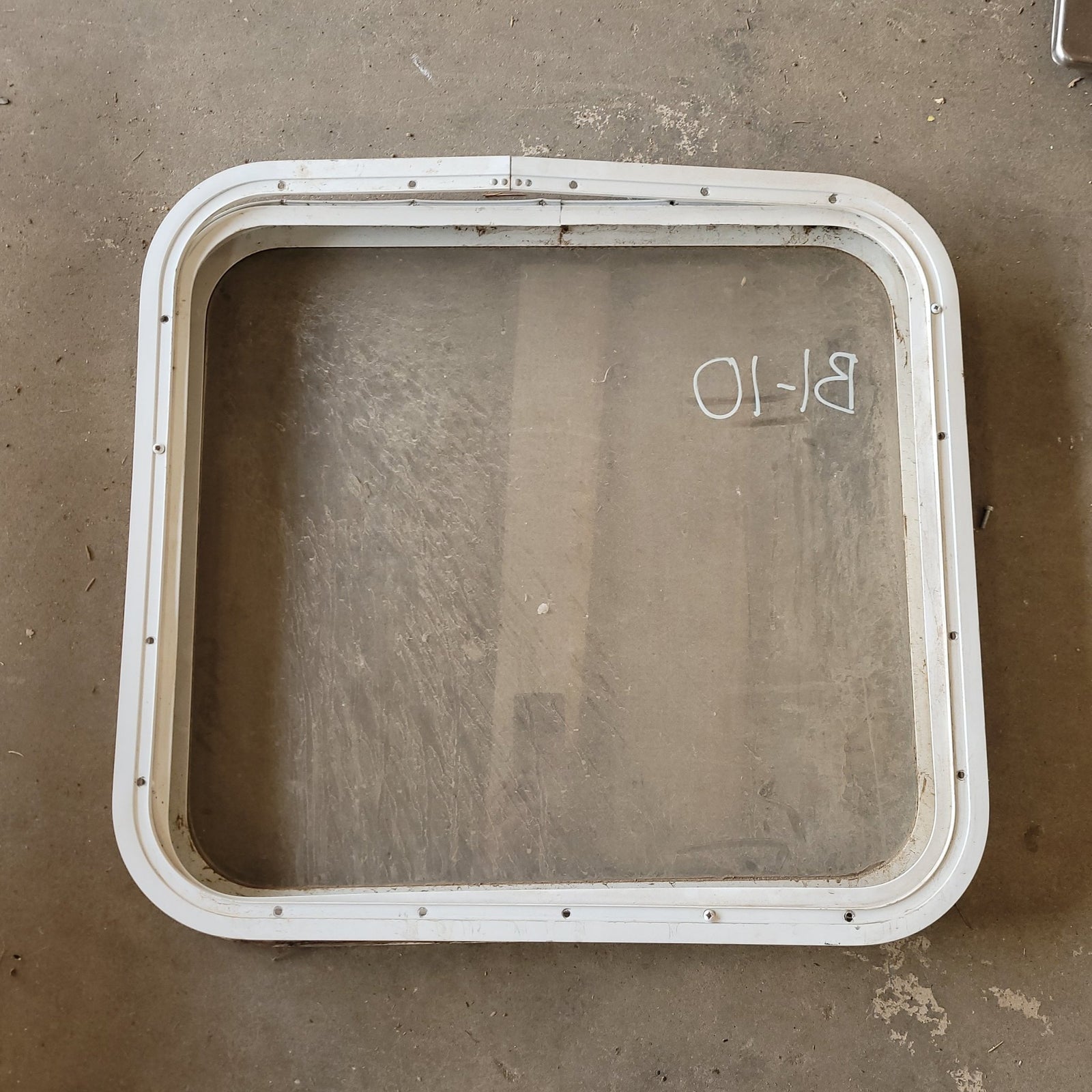 Used White Radius Non-Opening Window : 22 X 24 X 2