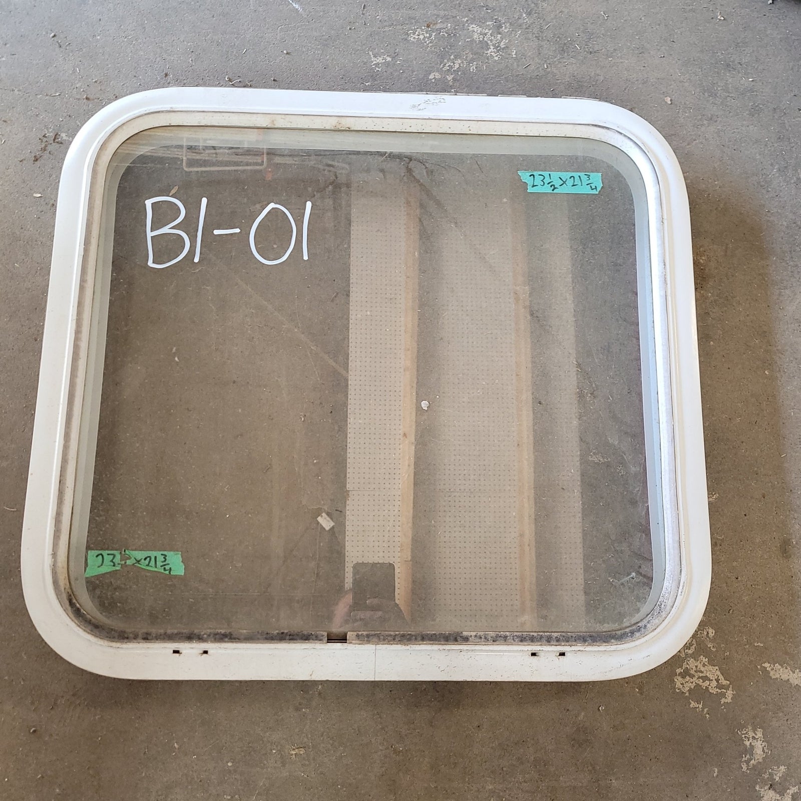 Used White Radius Non-Opening Window : 23 1/2 X 21 3/4 X 2