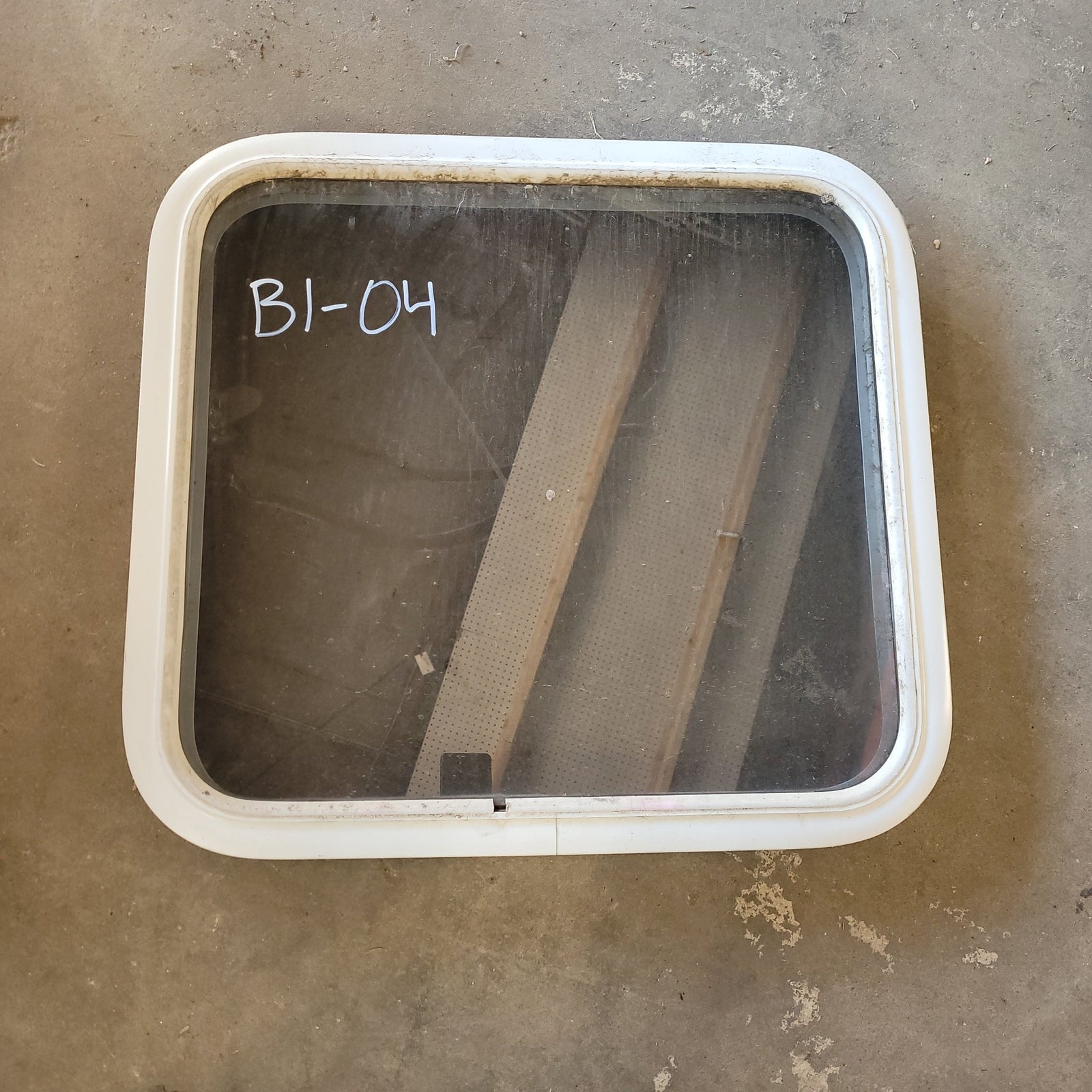 Used White Radius Non-Opening Window : 24 X 22 X 2