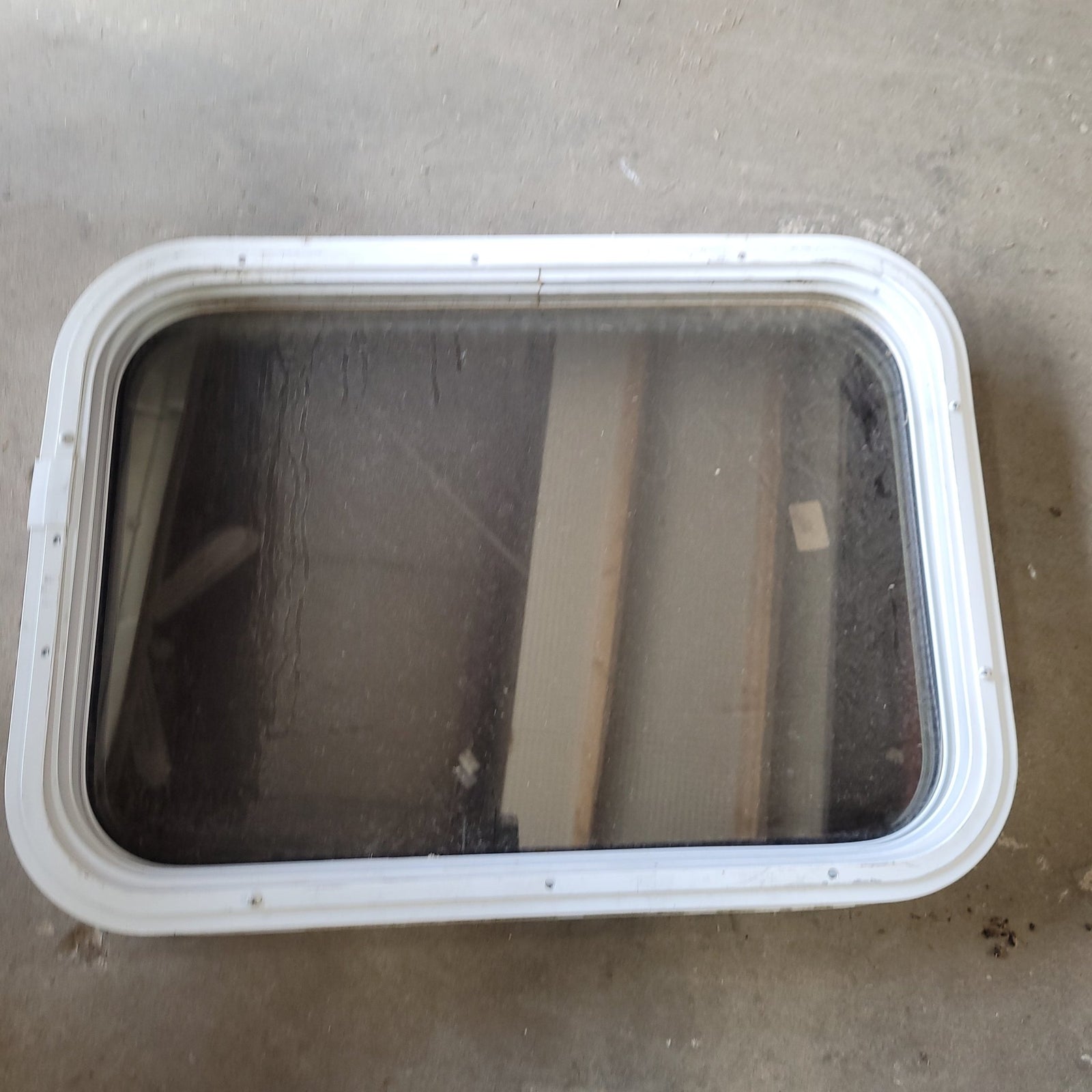 Used White Radius Non-Opening Window : 26 1/2 X 18 1/2 X 2