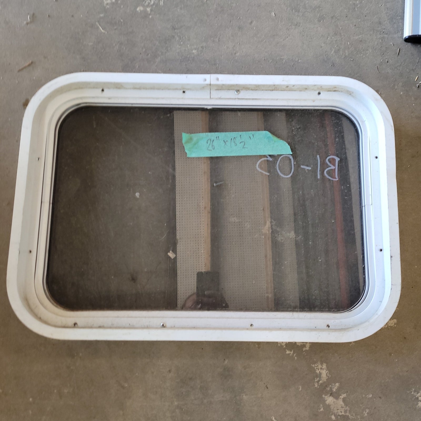 Used White Radius Non-Opening Window : 26 X 18 1/2 X 2