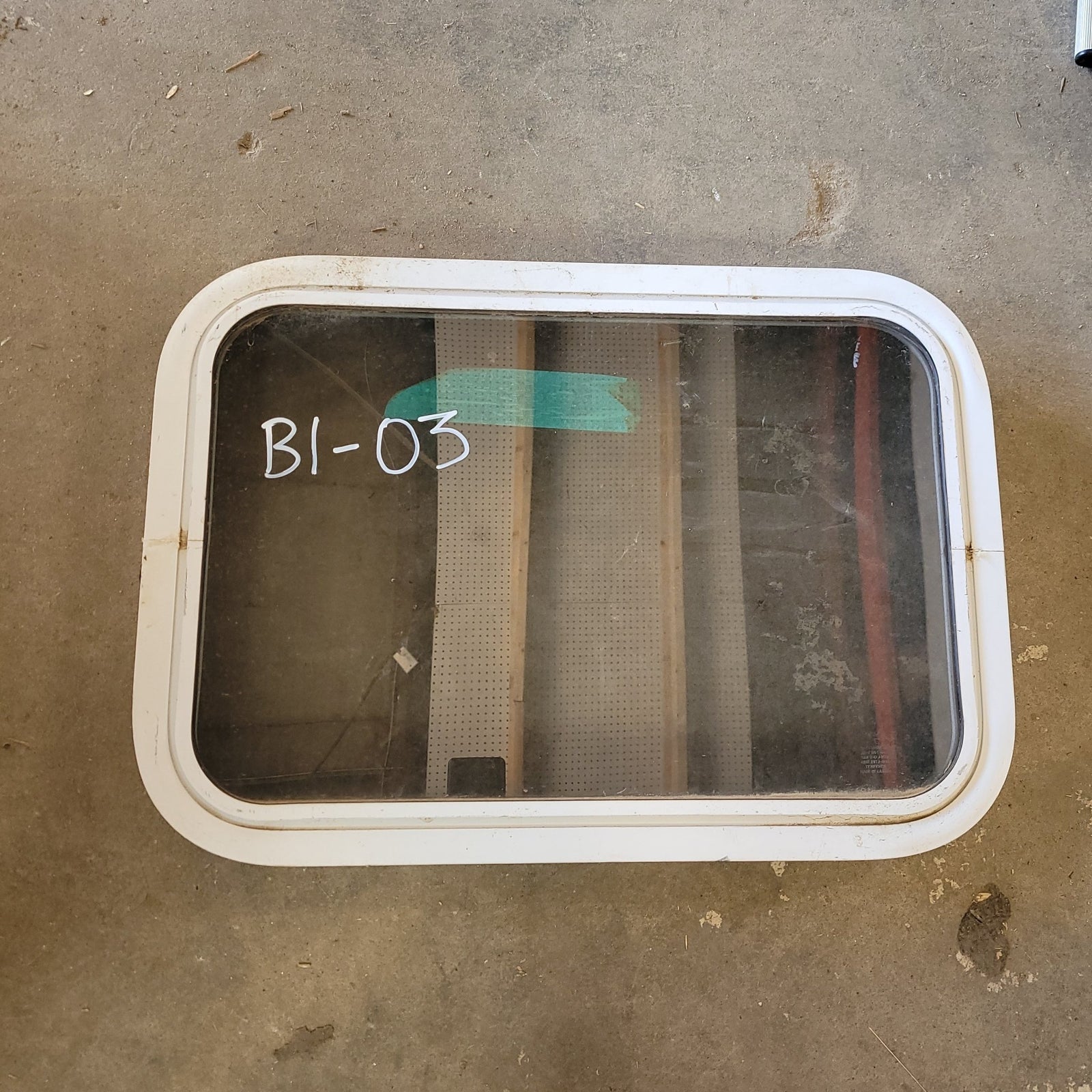 Used White Radius Non-Opening Window : 26 X 18 1/2 X 2