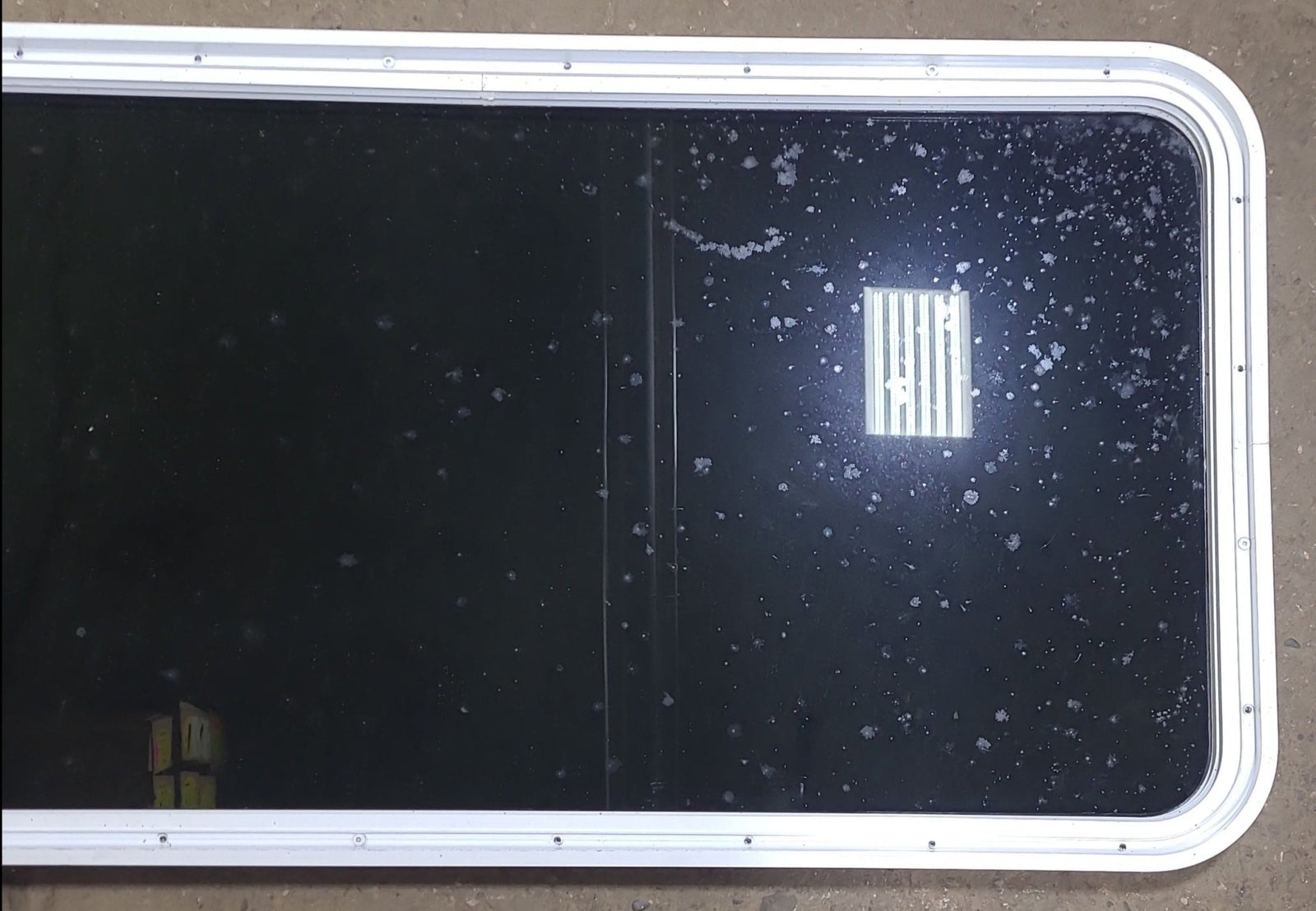 White Radius Opening Window : 24