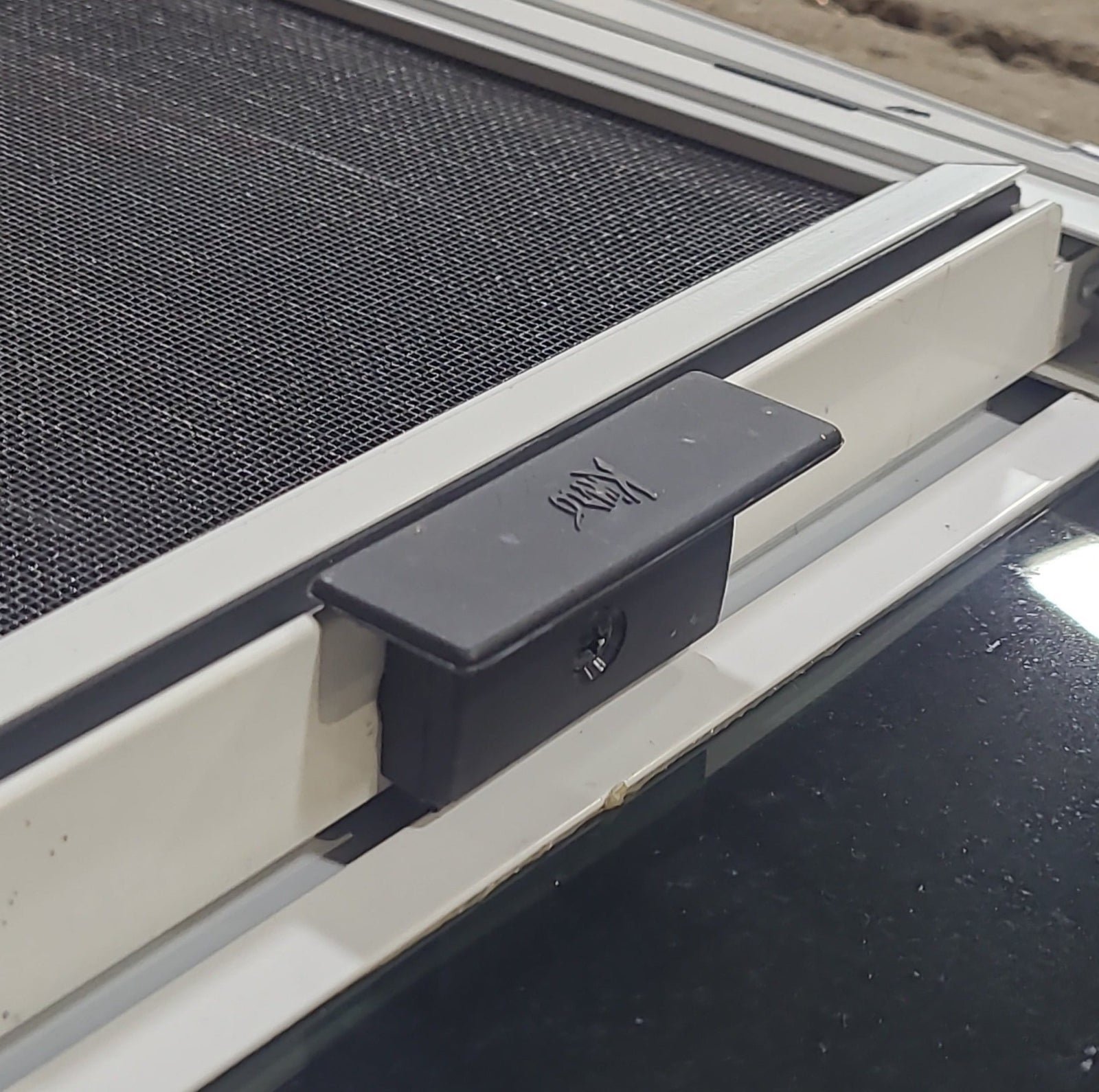 White Radius Opening Window : 27 1/2