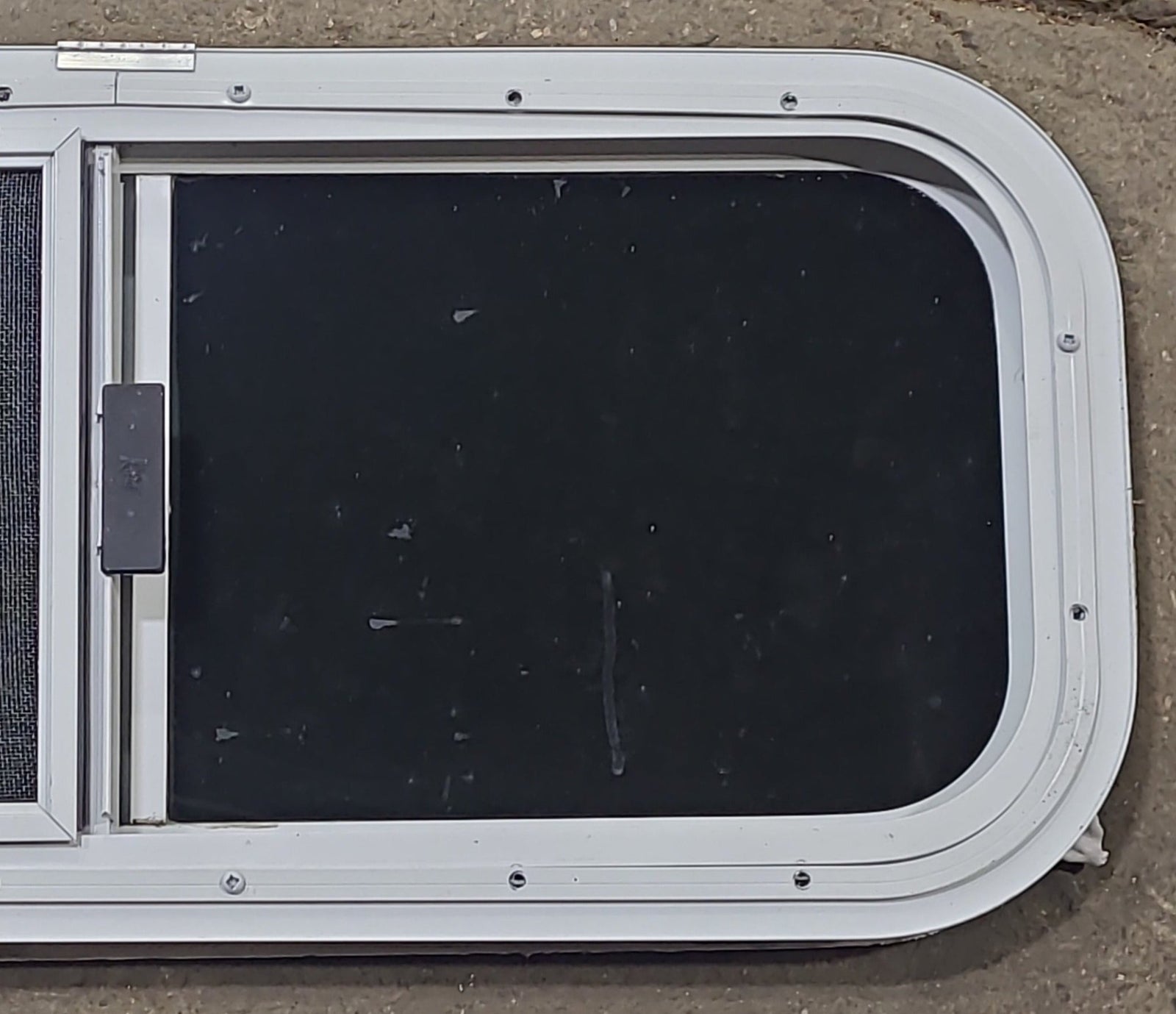 White Radius Opening Window : 27 1/2